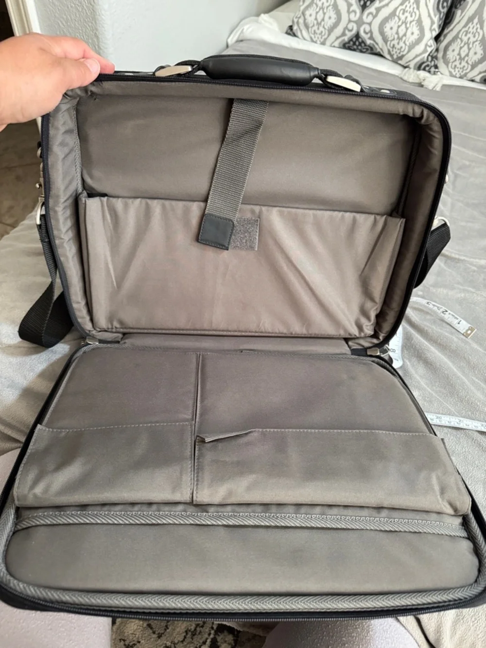 Samsonite men’s black 15” travel Laptop Shoulder Bag with Adjustable Strap